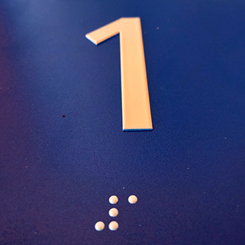 Placa para señalización de ascensores con braille