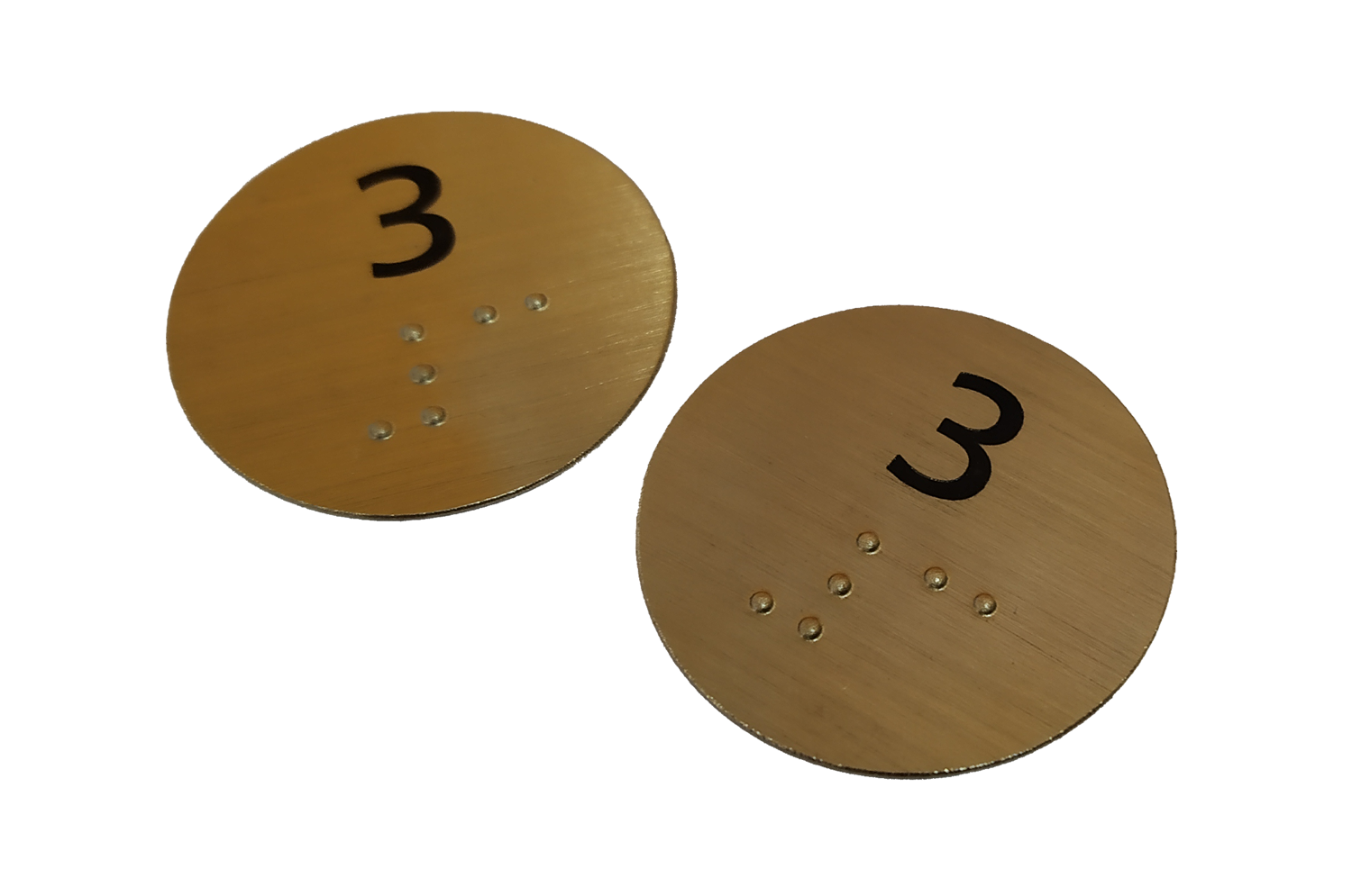 Chapas con impresión y braille para identificación accesible de butacas para auditorios y teatros