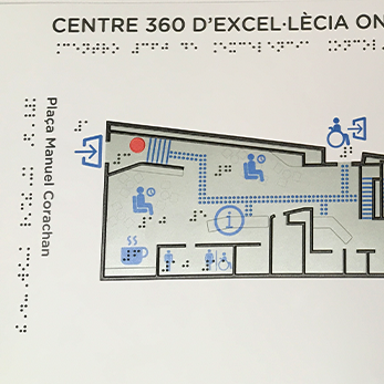 Plano háptico de señalización con braille y altorelieve.