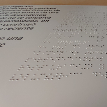 Cartel en aluminio con serigrafía y braille para identificación de monumentos