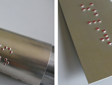 Placa de aluminio con braille y color