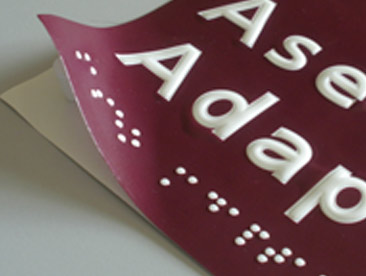 Vinilo impreso a color con altorrelieve y braille