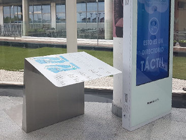 atril táctil con relieve y braille en el Centro Comercial AireSur de Sevilla