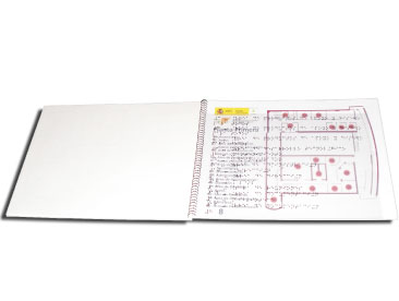 Interiores del directorio de mano con texto adaptado para personas con discapacidad y textos en braille y altorrelieve en planos