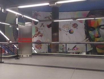Fabricación e instalación de placas de aluminio para pasamanos de Metro con información de direccicón de los andenes en la estación de Paco de Lucia en Madrid