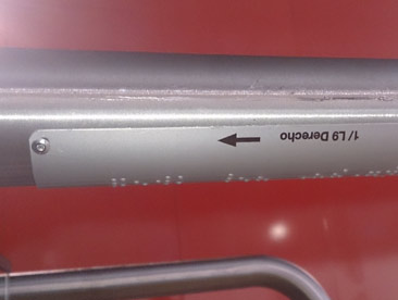Etiqueta en aluminio con información en braille y referencia impresa en negro