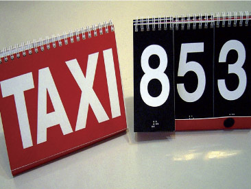 visual de señal para parada de taxis en rojo y del autobús número 853 con altorrelieve y código braille