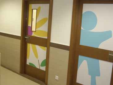 Instalación vinilo decorativo para identificar las salas del Centro de Atención Temprana