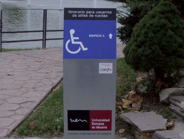 Monolito de señalización del itinerario accesible para usuarios en sillas de ruedas
