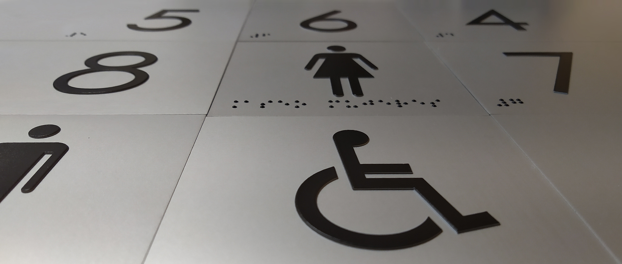 Chapas de señalización accesible con braille y altorrelieve