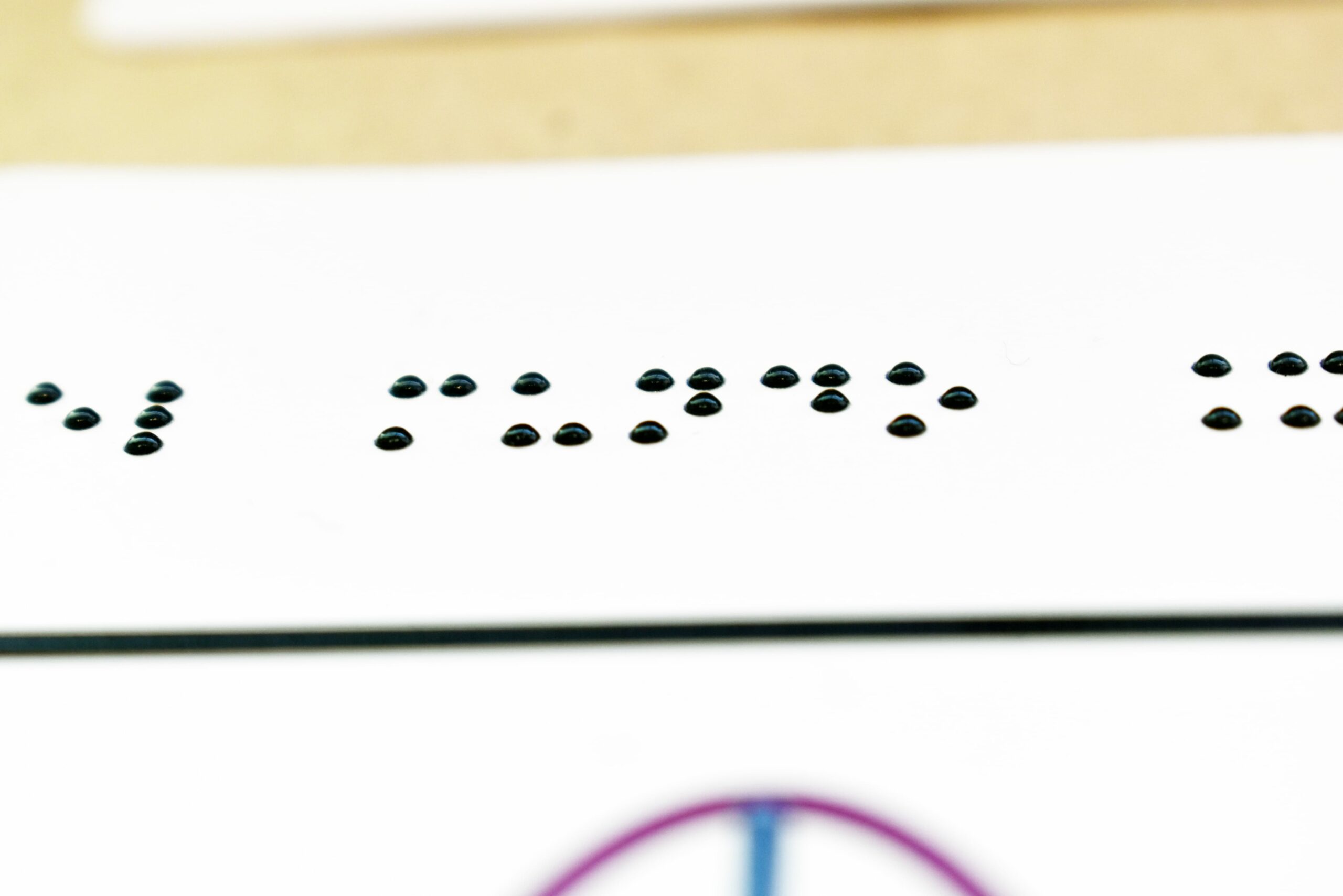 Detalle del Braille en una baraja de tarot